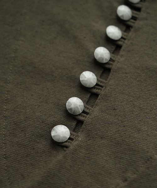 EGO TRIPPING(エゴトリッピング)の「mt10121- EUROHENRY ヘンリーネックTシャツ(666610)(Tシャツ/カットソー・メンズ・ブラック/ベージュ/チャコール・46/48)」の6枚目の写真