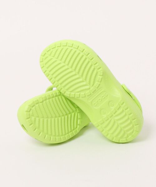 crocs（クロックス）の「MONSTERS INC MIKE CLASSIC CLOG 210875-90H（サンダル・レディース・グリーン・23cm/22cm）」の3枚目の写真