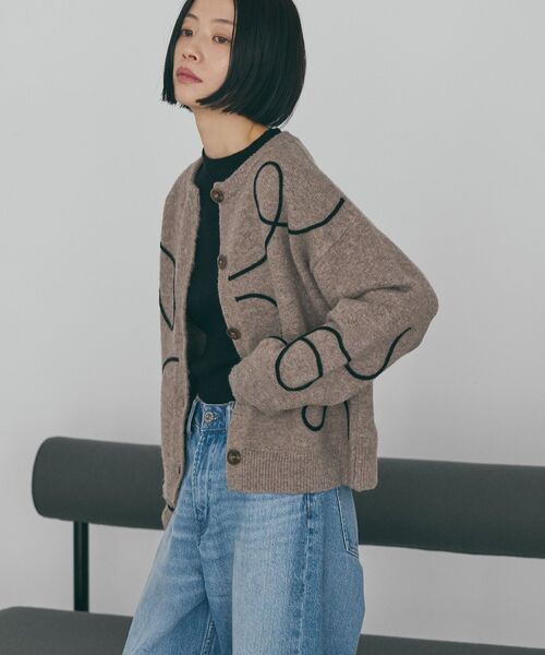 AMERICAN HOLIC(アメリカンホリック)の「コード刺繍ショートカーディガン(カーディガン/ボレロ・レディース・チャコールグレー/ベージュ・M/L)」の2枚目の写真