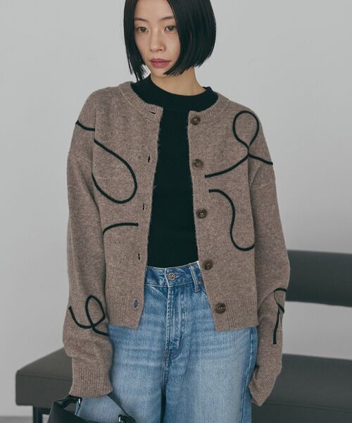 AMERICAN HOLIC(アメリカンホリック)の「コード刺繍ショートカーディガン(カーディガン/ボレロ・レディース・チャコールグレー/ベージュ・M/L)」の9枚目の写真