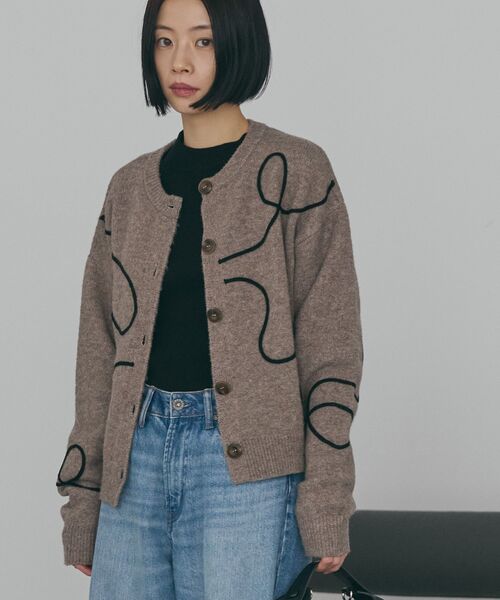 AMERICAN HOLIC(アメリカンホリック)の「コード刺繍ショートカーディガン(カーディガン/ボレロ・レディース・チャコールグレー/ベージュ・M/L)」の10枚目の写真