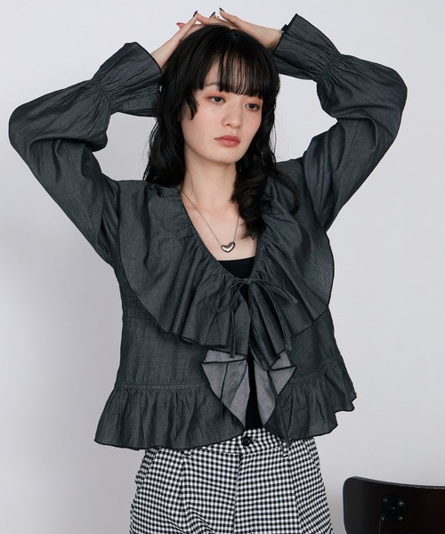 forksy.(フォルクシー)の「【forksy.】ラッフルフリル リボン ライトデニム ブラウス(シャツ/ブラウス・レディース・ネイビー/ライトグレー/ライトブルー/ブラック・FREE)」の2枚目の写真