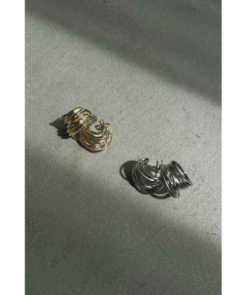 marjour（マージュール）の「MULTI LINE HOOP PIERCE（ピアス（両耳用）・レディース・シルバー/ゴールド・FREE）」の3枚目の写真