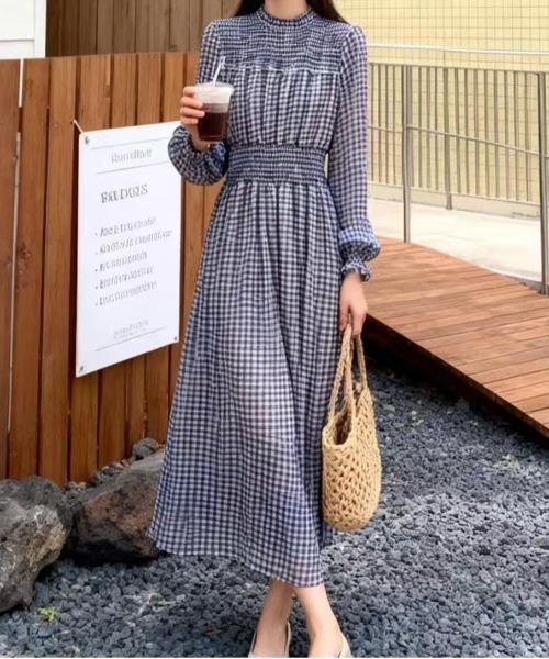 FINEnough(ファインナフ)の「ハイネックフリルシャーリングギンガムチェックワンピース(ワンピース・レディース・ブラック/ブルー/レッド・FREE)」の4枚目の写真