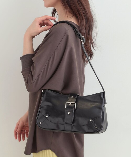 SHOO・LA・RUE（シューラルー）の「ベルトデザインショルダーバッグ（ショルダーバッグ・レディース・シルバー/ブラック・00）」の2枚目の写真