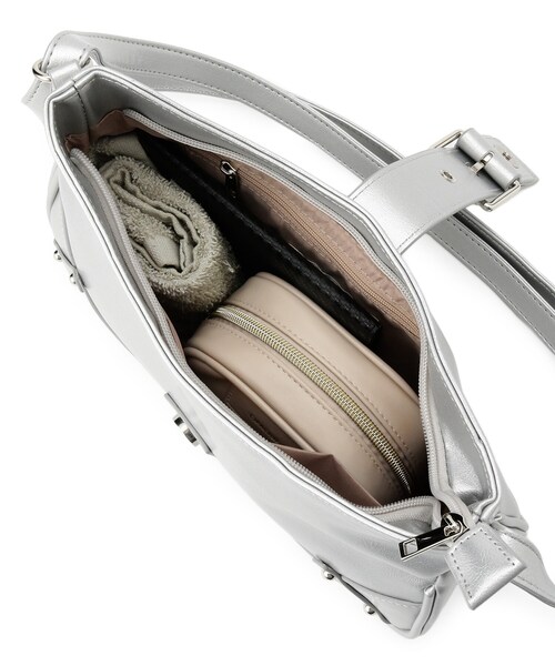 SHOO・LA・RUE（シューラルー）の「ベルトデザインショルダーバッグ（ショルダーバッグ・レディース・シルバー/ブラック・00）」の3枚目の写真