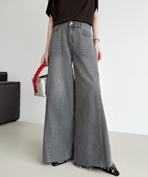 COCOMOMO（ココモモ）の「穿くだけで今っぽい クロスウエストワイドデニムパンツ デニムパンツ ワイド クロスウエスト ハイウエスト ワイドデニムパンツ（デニムパンツ・レディース・グレー/ブルー・S/M）」の2枚目の写真