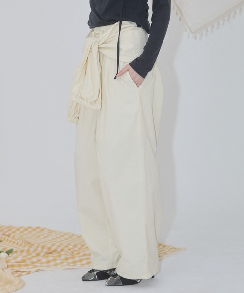 ENVYM(アンビー)の「ナイロンルーズパンツ(その他パンツ・レディース・ブラック/アイボリー/ベージュ・FREE)」の5枚目の写真