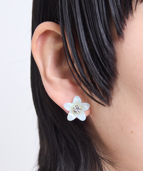 Zoule(ゾーラ)の「Zoule ゾーラ:Soleaシリーズ hibiscus ハイビスカス ピアス(ピアス(両耳用)・レディース・ホワイト/ブルー・FREE)」の3枚目の写真