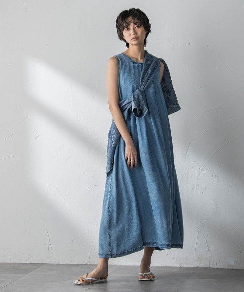 MAYSON GREY(メイソングレイ)の「ゆれるデニムノースリーブワンピース(ワンピース・レディース・ブルー/ネイビー・M)」の2枚目の写真