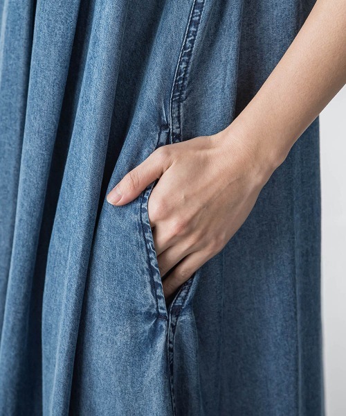 MAYSON GREY(メイソングレイ)の「ゆれるデニムノースリーブワンピース(ワンピース・レディース・ブルー/ネイビー・M)」の4枚目の写真