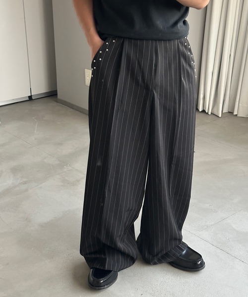 kutir（クティール）の「STUDDED STRIPED WIDE SLACKS／スタッズストライプワイドスラックス（スラックス・メンズ・ブラック/チャコールグレー・SMALL/MEDIUM/LARGE）」の3枚目の写真