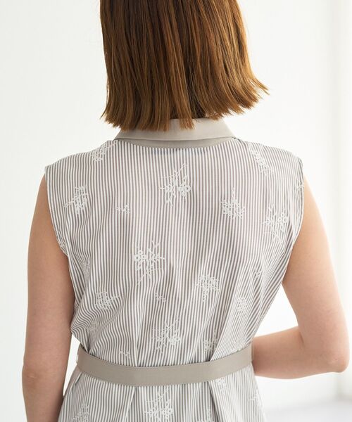 YECCA VECCA（イェッカヴェッカ）の「ストライプ柄フラワー刺繍ワンピース（ワンピース・レディース・ネイビー/ベージュ・FREE）」の6枚目の写真