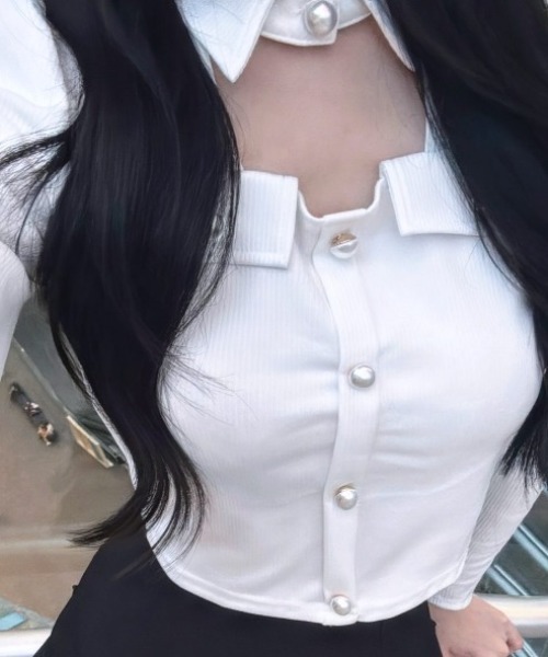 ALLuRing ChaRm(アリュリングチャーム)の「Cutout Pleated Pearl Blouse / カットアウトプリーツパールブラウス(シャツ/ブラウス・レディース・ホワイト/ブラック・FREE)」の2枚目の写真