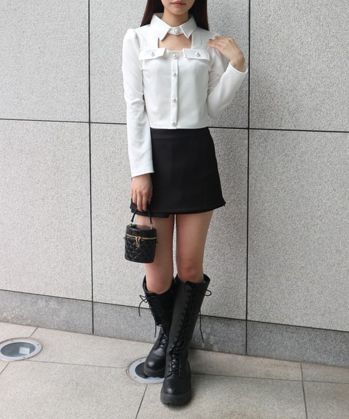 ALLuRing ChaRm(アリュリングチャーム)の「Cutout Pleated Pearl Blouse / カットアウトプリーツパールブラウス(シャツ/ブラウス・レディース・ホワイト/ブラック・FREE)」の7枚目の写真