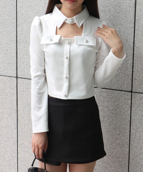 ALLuRing ChaRm(アリュリングチャーム)の「Cutout Pleated Pearl Blouse / カットアウトプリーツパールブラウス(シャツ/ブラウス・レディース・ホワイト/ブラック・FREE)」の3枚目の写真