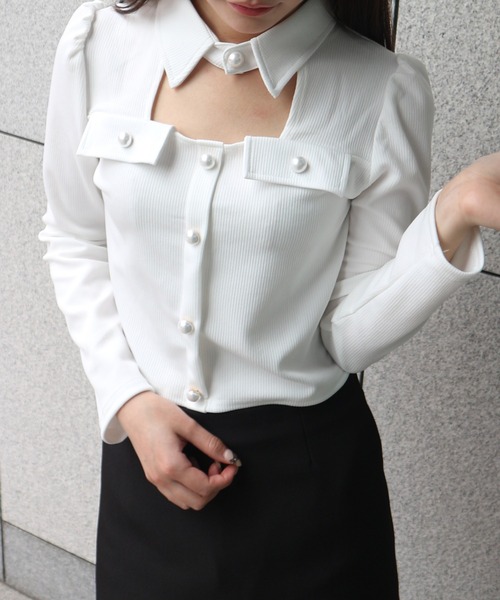 ALLuRing ChaRm(アリュリングチャーム)の「Cutout Pleated Pearl Blouse / カットアウトプリーツパールブラウス(シャツ/ブラウス・レディース・ホワイト/ブラック・FREE)」の4枚目の写真
