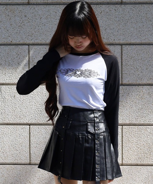 ATMARK(アットマーク)の「《フリーサイズ / LADIES 》ハートトライバル 長袖Tシャツ ラインストーン ラグラン ショート丈(Tシャツ/カットソー・メンズ・ホワイト×ブラック・FREE)」の2枚目の写真