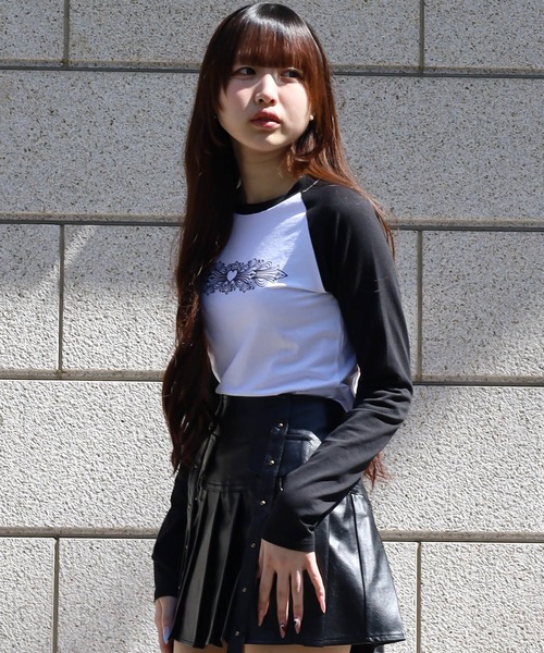 ATMARK(アットマーク)の「《フリーサイズ / LADIES 》ハートトライバル 長袖Tシャツ ラインストーン ラグラン ショート丈(Tシャツ/カットソー・メンズ・ホワイト×ブラック・FREE)」の3枚目の写真