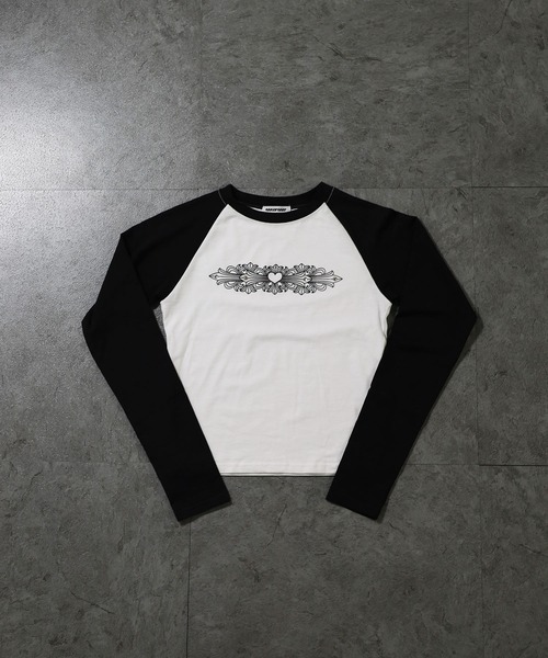ATMARK(アットマーク)の「《フリーサイズ / LADIES 》ハートトライバル 長袖Tシャツ ラインストーン ラグラン ショート丈(Tシャツ/カットソー・メンズ・ホワイト×ブラック・FREE)」の6枚目の写真