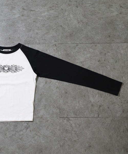 ATMARK(アットマーク)の「《フリーサイズ / LADIES 》ハートトライバル 長袖Tシャツ ラインストーン ラグラン ショート丈(Tシャツ/カットソー・メンズ・ホワイト×ブラック・FREE)」の7枚目の写真