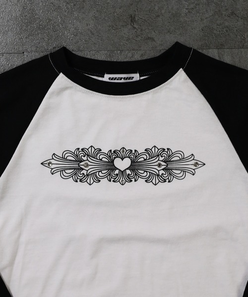 ATMARK(アットマーク)の「《フリーサイズ / LADIES 》ハートトライバル 長袖Tシャツ ラインストーン ラグラン ショート丈(Tシャツ/カットソー・メンズ・ホワイト×ブラック・FREE)」の8枚目の写真