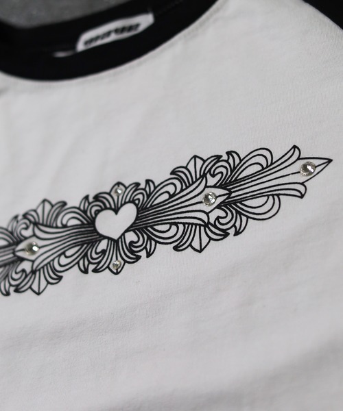 ATMARK(アットマーク)の「《フリーサイズ / LADIES 》ハートトライバル 長袖Tシャツ ラインストーン ラグラン ショート丈(Tシャツ/カットソー・メンズ・ホワイト×ブラック・FREE)」の9枚目の写真