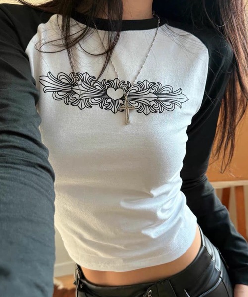 ATMARK(アットマーク)の「《フリーサイズ / LADIES 》ハートトライバル 長袖Tシャツ ラインストーン ラグラン ショート丈(Tシャツ/カットソー・メンズ・ホワイト×ブラック・FREE)」の10枚目の写真