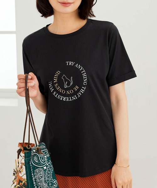 BELLUNA PLUS(ベルーナ)の「コットン100%着映えネコ柄プリントTシャツ(Tシャツ/カットソー・レディース・ブラック/ラベンダー/セージグリーン/オフホワイト・MEDIUM/X-LARGE/LARGE)」の1枚目の写真