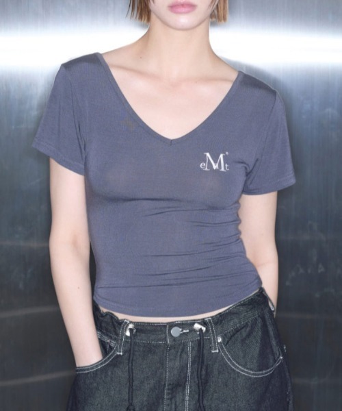A'GEM/9 × .kom 『MUCENT/ムセント』ONYX SIGNATURE LOGO V-NECK HALF