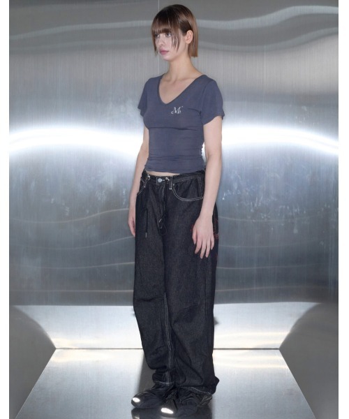 MUCENT（ムセント）の「A'GEM/9 × .kom 『MUCENT/ムセント』ONYX SIGNATURE LOGO V-NECK HALF TEE/オニキスシグニチャーロゴVネック半袖Tシャツ（Tシャツ/カットソー・レディース・ホワイト/ブラック/ベージュ/チャコールグレー/グレー・FREE）」の9枚目の写真