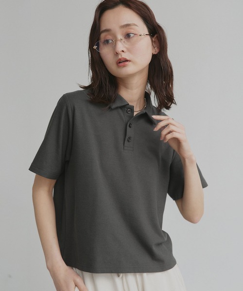 ad thie（アドティエ）の「ベーシック ハーフスリーブ ポロシャツ（ポロシャツ・レディース・アイボリー/グレイッシュベージュ/ネイビー/チャコール/ピンク/ライトブルー/ブラウン・FREE）」の2枚目の写真