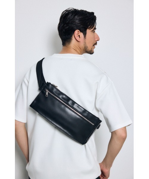 AZUL by moussy（アズールバイマウジー）の「スリムボディバッグ（ボディバッグ/ウエストポーチ・メンズ・ブラック/カーキ・FREE）」の3枚目の写真