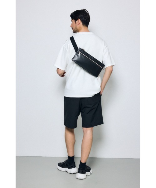 AZUL by moussy（アズールバイマウジー）の「スリムボディバッグ（ボディバッグ/ウエストポーチ・メンズ・ブラック/カーキ・FREE）」の4枚目の写真