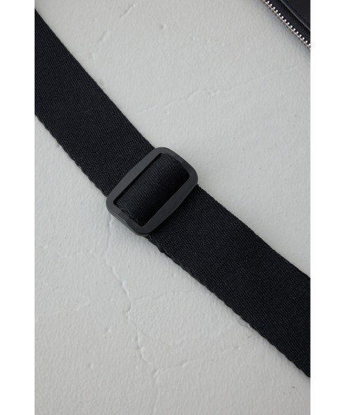 AZUL by moussy（アズールバイマウジー）の「スリムボディバッグ（ボディバッグ/ウエストポーチ・メンズ・ブラック/カーキ・FREE）」の11枚目の写真