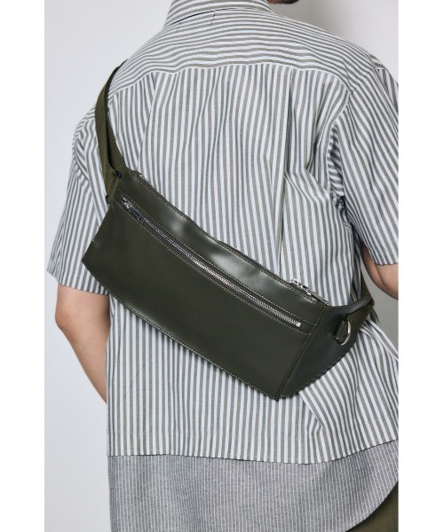 AZUL by moussy（アズールバイマウジー）の「スリムボディバッグ（ボディバッグ/ウエストポーチ・メンズ・ブラック/カーキ・FREE）」の12枚目の写真