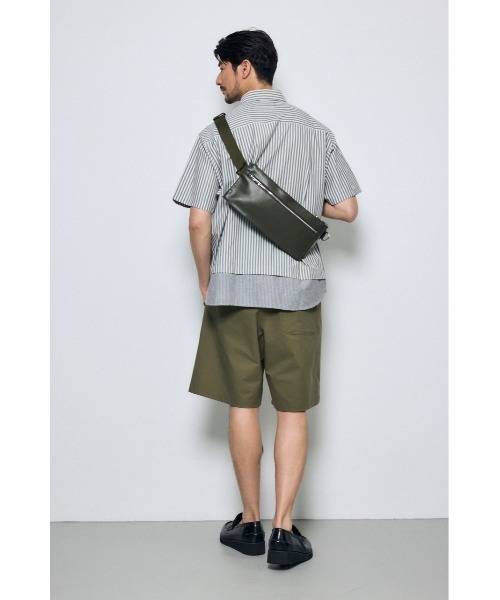 AZUL by moussy（アズールバイマウジー）の「スリムボディバッグ（ボディバッグ/ウエストポーチ・メンズ・ブラック/カーキ・FREE）」の14枚目の写真