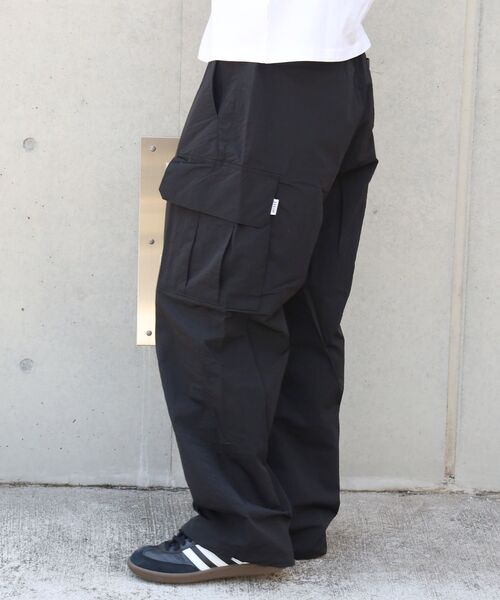 FFEIN（フェイン）の「【FFEIN(フェイン)】ナイロンテックワイドカーゴパンツ / ドローコード ブロークコア シティ ワンポイント シンプル ノームコア（その他パンツ・メンズ・ブラック/ネイビー/アイボリー・LARGE/MEDIUM/SMALL）」の13枚目の写真