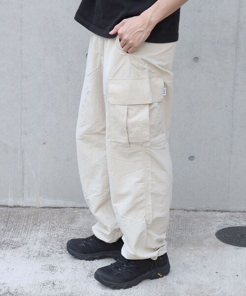 FFEIN（フェイン）の「【FFEIN(フェイン)】ナイロンテックワイドカーゴパンツ / ドローコード ブロークコア シティ ワンポイント シンプル ノームコア（その他パンツ・メンズ・ブラック/ネイビー/アイボリー・LARGE/MEDIUM/SMALL）」の21枚目の写真