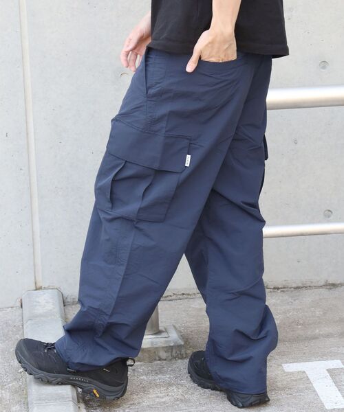FFEIN（フェイン）の「【FFEIN(フェイン)】ナイロンテックワイドカーゴパンツ / ドローコード ブロークコア シティ ワンポイント シンプル ノームコア（その他パンツ・メンズ・ブラック/ネイビー/アイボリー・LARGE/MEDIUM/SMALL）」の4枚目の写真
