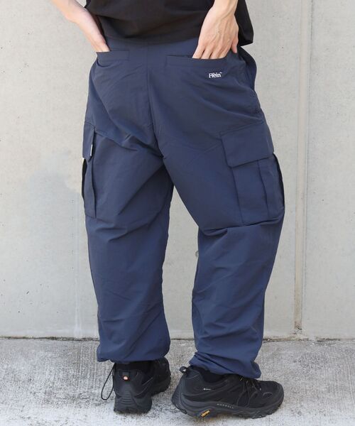 FFEIN（フェイン）の「【FFEIN(フェイン)】ナイロンテックワイドカーゴパンツ / ドローコード ブロークコア シティ ワンポイント シンプル ノームコア（その他パンツ・メンズ・ブラック/ネイビー/アイボリー・LARGE/MEDIUM/SMALL）」の8枚目の写真
