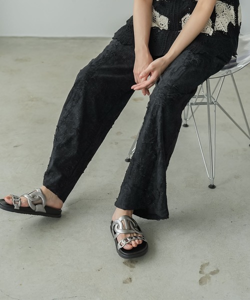 mili an deni(ミリアンデニ)の「シャイニーダメージイージーパンツ(その他パンツ・レディース・ブラック/アイボリー・M)」の9枚目の写真