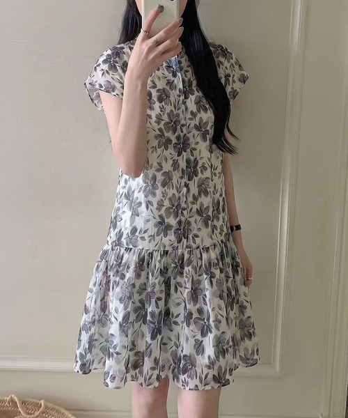 FINEnough（ファインナフ）の「モノトーン花柄パールボタン付きミニワンピース（ワンピース・レディース・ホワイト/ブラック・FREE）」の2枚目の写真