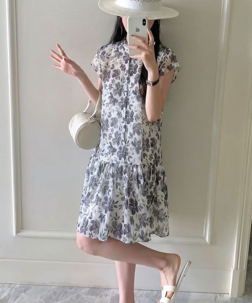 FINEnough（ファインナフ）の「モノトーン花柄パールボタン付きミニワンピース（ワンピース・レディース・ホワイト/ブラック・FREE）」の3枚目の写真