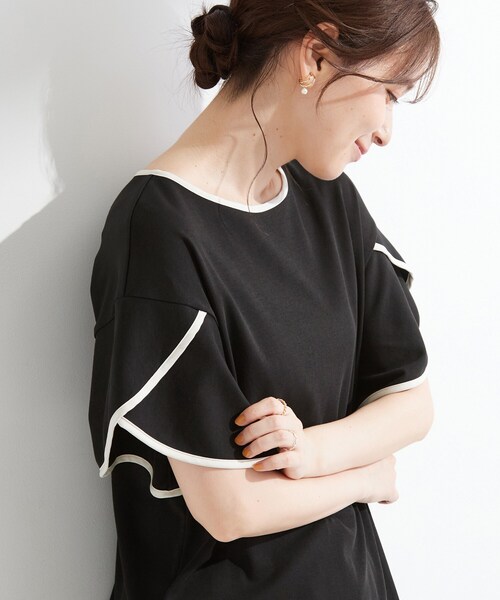 SHOO・LA・RUE(シューラルー)の「【ひんやり/洗濯機可/S-LL】配色パイピング フレアスリーブトップス(Tシャツ/カットソー・レディース・ベージュ系その他7/チャコール/ブラック系4・02/03/01/04)」の2枚目の写真