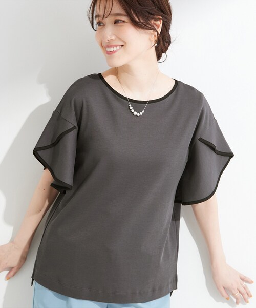 SHOO・LA・RUE(シューラルー)の「【ひんやり/洗濯機可/S-LL】配色パイピング フレアスリーブトップス(Tシャツ/カットソー・レディース・ベージュ系その他7/チャコール/ブラック系4・02/03/01/04)」の1枚目の写真
