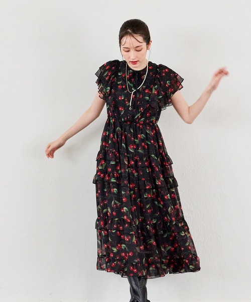 Audie a Muses(オーディアミューズ)の「ロゴチェリープリントワンピース(ワンピース・レディース・ベージュ/ブラック・42/40/38/36)」の1枚目の写真