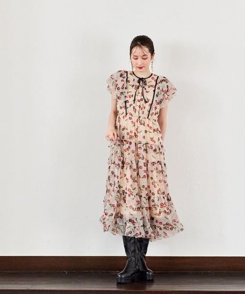 Audie a Muses(オーディアミューズ)の「ロゴチェリープリントワンピース(ワンピース・レディース・ベージュ/ブラック・42/40/38/36)」の3枚目の写真