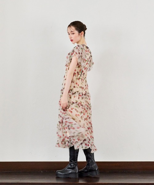 Audie a Muses(オーディアミューズ)の「ロゴチェリープリントワンピース(ワンピース・レディース・ベージュ/ブラック・42/40/38/36)」の4枚目の写真