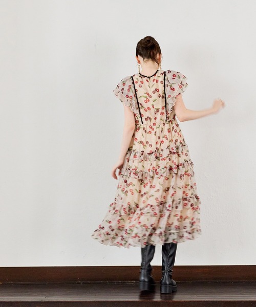 Audie a Muses(オーディアミューズ)の「ロゴチェリープリントワンピース(ワンピース・レディース・ベージュ/ブラック・42/40/38/36)」の5枚目の写真